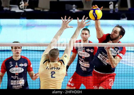 Taranto, Italia. 16th Jan 2022. Gabriele di Martino Prisma Taranto si è schiantato. Durante Prisma Taranto vs NBV Verona, Volleyball Campionato Italiano Serie A Men Superleague a Taranto, Italia, Gennaio 16 2022 Credit: Independent Photo Agency/Alamy Live News Foto Stock