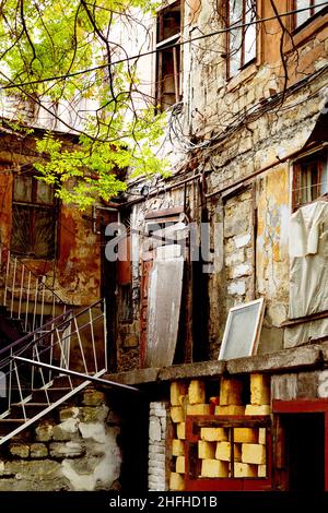 Paesaggio colorato di case distrutte in un quartiere povero per i poveri. Foto Stock