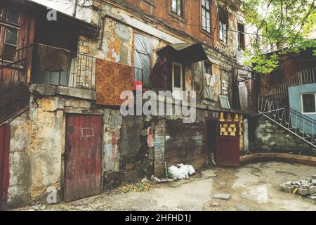 Paesaggio colorato di case distrutte in un quartiere povero per i poveri. Foto Stock