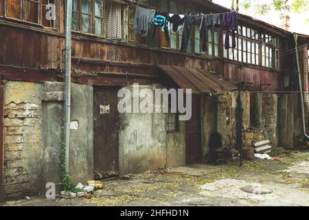 Paesaggio colorato di case distrutte in un quartiere povero per i poveri. Foto Stock