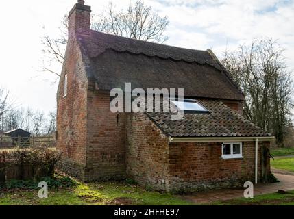 Ludham, Norfolk, Regno Unito – Gennaio 2022. L'esterno del Toad Hall Cottage, un piccolo cottage di paglia sulla riva del fiume ANT Foto Stock