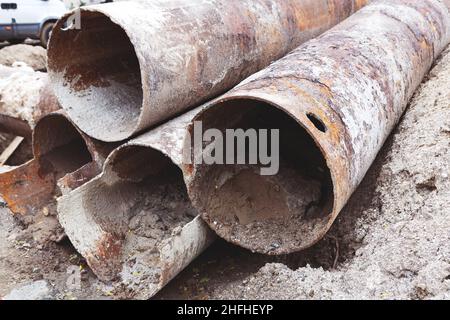 Frammenti di vecchie grandi tubi d'acqua. Dopo molti anni di funzionamento, corroso tubo metallico distrutti. Rusty tubo di acciaio con fori la corrosione del metallo. Selet Foto Stock