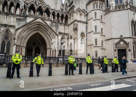 La polizia ha sorvegliato le corti reali di giustizia durante la manifestazione 'Kill the Bill' nel centro di Londra prima di un voto alla Camera dei Lord. Il disegno di legge sulla polizia, il crimine, le condanne e i tribunali minaccia il diritto di protestare. Londra, Inghilterra, Regno Unito 15.01.2022 Foto Stock