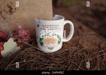 Coppa rotta al cimitero McBryde vicino a Port Allen su Kauai Foto Stock