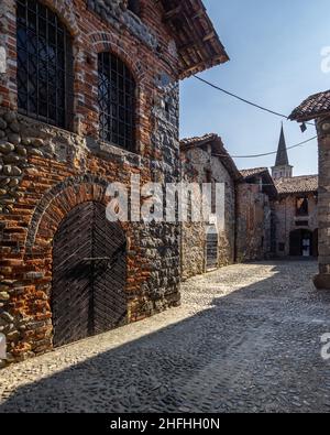 Vista di Ricetto di Candelo, un incantevole borgo medievale in provincia di Biella, Piemonte, Italia Foto Stock
