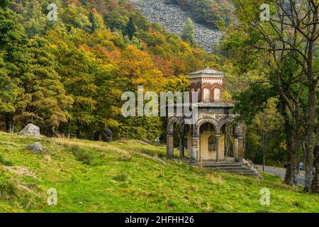 Paesaggio e colori autunnali vicino al santuario di Oropa, Piemonte, Italia Foto Stock