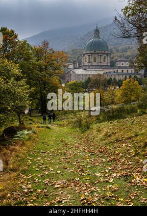 Sentiero panoramico nei boschi che conduce al santuario di Oropa, Piemonte, Italia Foto Stock