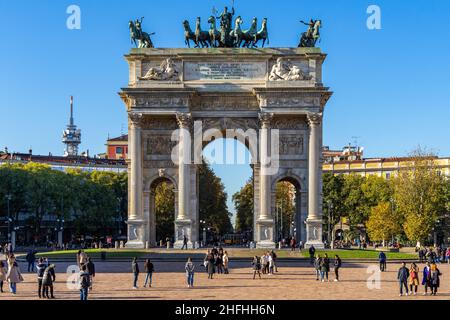 Milano, Italia, novembre 2021 – famoso punto di riferimento storico Arco della Pace, costruito nel 19th secolo Foto Stock