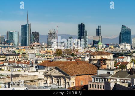 Vista panoramica dei grattacieli di Milano parte del quartiere finanziario vicino alla stazione di porta Garibaldi, Italia Foto Stock