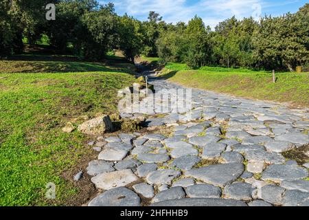 Un'antica strada acciottolata nella città romana di Cumae al parco archeologico di Cumae, Pozzuoli, Italia Foto Stock