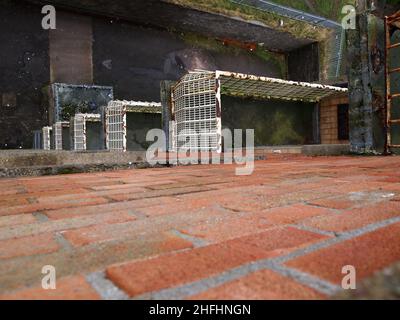 Gennaio 2013 - viste verso il basso l'esterno di un mattone rivestito consiglio appartamenti e appartamenti a Swansea, Galles del Sud Foto Stock