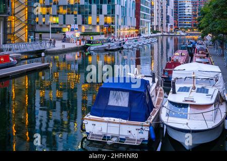 Barche ormeggiate a Paddington Basin, Londra Foto Stock
