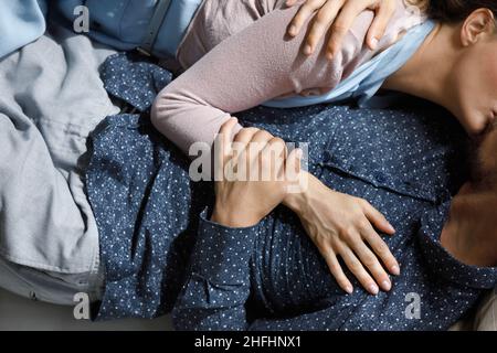 Primo piano corto giovane coppia baciare a casa. Foto Stock