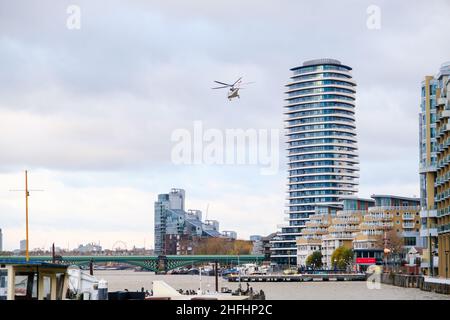 Un elicottero decolla dall'eliporto Battersea di Londra Foto Stock