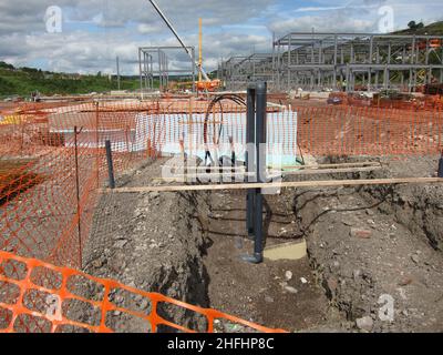 Agosto 2011 - definizione dei servizi prima che la nuova costruzione di lastre di cemento si avvii su un progetto nel Galles del Sud Foto Stock