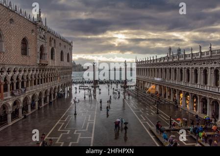 Piazza San Marco a Venezia durante il maltempo e l'alta marea a Venezia Foto Stock