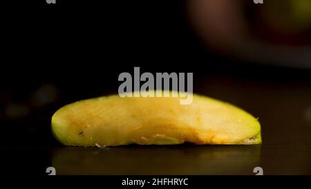 Ricca raccolta di frutta e verdura: Zucche decorative, zucca, mele, pere, melograni e uva cadono su sfondo di legno scuro. Foto Stock