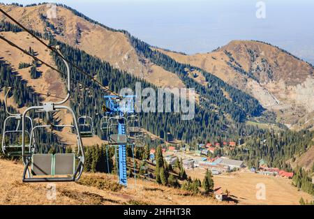 Skilift in scenario di montagna nella zona di Himalayan Zailiyskiy Alatau (Ile Alatau) ai piedi della catena settentrionale Tian Shan sopra Almaty, Kazakistan Foto Stock