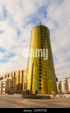 Una delle Torri d'Oro, futuristici moderni edifici riflettenti l'oro all'ingresso del Palazzo Presidenziale di Astana, capitale del Kazakistan Foto Stock