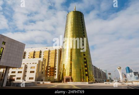 Una delle Torri d'Oro, futuristici moderni edifici riflettenti l'oro all'ingresso del Palazzo Presidenziale di Astana, capitale del Kazakistan Foto Stock