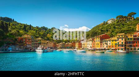 Destinazione di viaggio di lusso a Portofino. Villaggio, yacht e barche in piccolo porto turistico. Regione Liguria, Italia Foto Stock