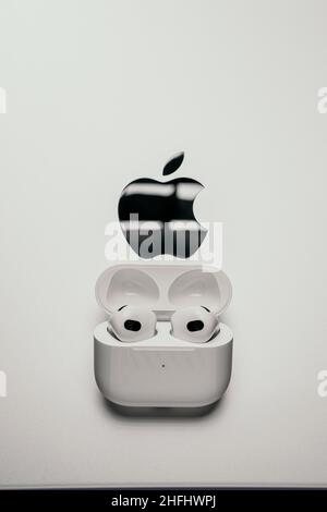 Barcellona, Spagna - Gennaio 2022. Nuovi airpod pro in custodia di ricarica wireless su sfondo bianco con logo Apple. Cuffie, foto verticale, spazio di copia Foto Stock