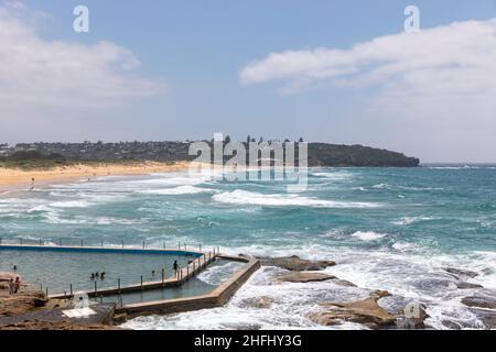 Curl Curl Beach Sydney e la piscina sulla spiaggia a bordo piscina a South Curl Curl in un giorno d'estate, Sydney, NSW, Australia Foto Stock