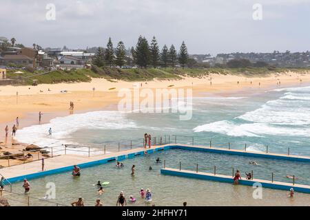 Curl Curl Beach Sydney e la piscina sulla spiaggia a bordo piscina a South Curl Curl in un giorno d'estate, Sydney, NSW, Australia Foto Stock