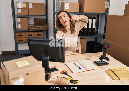 Giovane donna e-commerce lavoratore di affari che soffre di mal di testa in ufficio Foto Stock