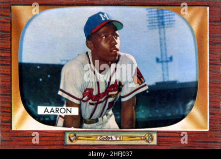 Una carta da baseball Bowman del 1955 raffigurante Hank Aaron dei Milwaukee Braves come se fosse visualizzata all'interno di una televisione. Foto Stock