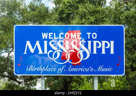 Insegna rossa, bianca e blu per dare il benvenuto ai viaggiatori del Mississippi, luogo di nascita della musica americana Foto Stock