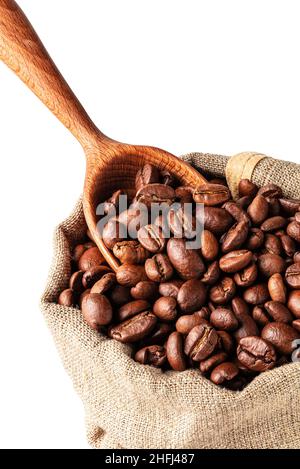 Borsa di tela con chicchi di caffè e paletta di legno isolata su sfondo bianco Foto Stock