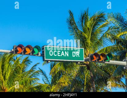 Segnaletica stradale della famosa via Ocean Drice a Miami Sud con semaforo Foto Stock