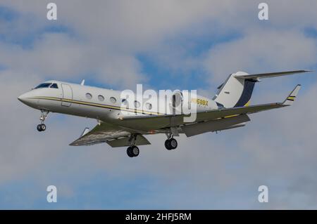 Il privato 1993 Gulfstream Aerospace G-IV con registrazione N958BX si avvicina all'aeroporto internazionale di Los Angeles (LAX). Foto Stock