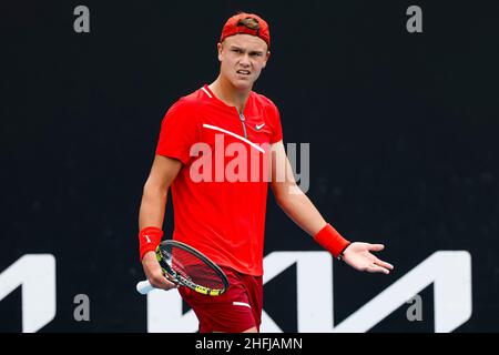 Melbourne, Australia, 17th Jan, 2022. Holger Runde dalla Danimarca è in azione durante il torneo Australian Open Tennis Grand Slam del 2022 a Melbourne Park. Frank Molter/Alamy Live news Foto Stock