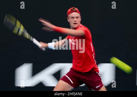 Melbourne, Australia, 17th Jan, 2022. Holger Runde dalla Danimarca è in azione durante il torneo Australian Open Tennis Grand Slam del 2022 a Melbourne Park. Frank Molter/Alamy Live news Foto Stock