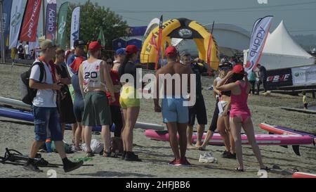 Irkutsk, Russia - 3 agosto 2019: Baikal Jet Fest, BJF. Atleta in stand up paddleboard sup tenere paddleboard su paddleboard corsa. SUP Surfboard. Foto Stock