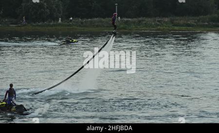 Irkutsk, Russia - 3 agosto 2019: Baikal Jet Fest, BJF. Bambino che posa al flyboard sport estremo dell'acqua. Fly board, surf. Flyboarding e seding. Foto Stock