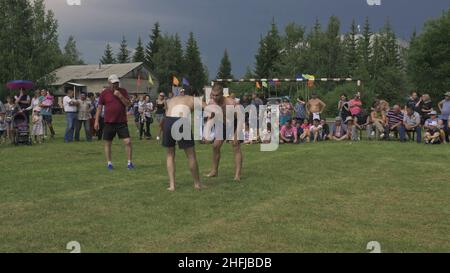 Odinsk, Russia - Giugno 29 2019: Buryat sport nazionale wrestling. Holiday sur Harban. Surkharban Buryat lotta, lotta, lotta. Foto Stock