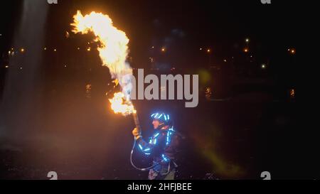 Irkutsk, Russia - 3 agosto 2019: Baikal Jet Fest, BJF. L'uomo che posa e balla al flyboard sport estremo dell'acqua. Vola a bordo di notte con un nastro LED. Foto Stock