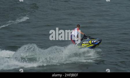 Irkutsk, Russia - 3 agosto 2019: Baikal Jet Fest, BJF. Freestyle jet ski trick backflip, cilindro roll, 360, superman, sottomarino. Moto lento moto jet ski. Foto Stock