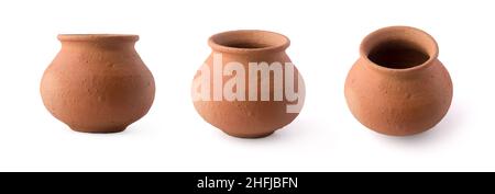 raccolta di vasi di argilla vuoti isolati su sfondo bianco, terracotta in diverse angolazioni, primo piano di contenitori eco-compatibili Foto Stock