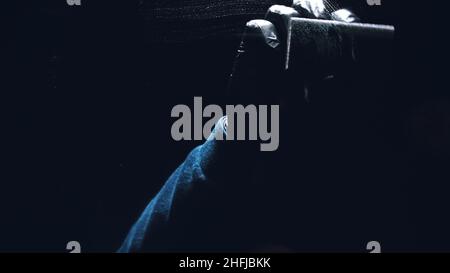 Vista interna dalla parte interna del vetro di un auto durante il lavaggio auto. Il lavaggio dei piatti con una spugna con schiuma di lavastoviglie gel. Polacco, o lavare il piatto. Foto Stock