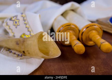 I simboli religiosi ebrei con libro di preghiera di torah con talco shofar scorre un puntatore Foto Stock