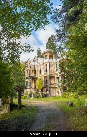 Vista estiva in una vecchia casa di villeggiatura in legno abbandonata nel villaggio di Shovi, regione di Racha, Georgia Foto Stock