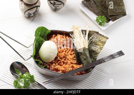 Piccante Coreano Instant Ramen o Ramyun con uova sode, funghi e lavatore Nori. Sormontato con seme di Sesame Foto Stock