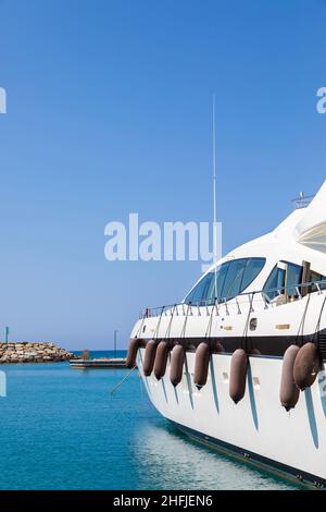 Ventimiglia, Italia - Circa Agosto 2021: Yacht a Cala del Forte, un delizioso, nuovissimo porto turistico all'avanguardia situato a Ventimiglia, Italia, Foto Stock