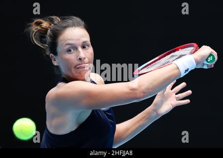 Melbourne, Australia. 17th Jan 2022. TATJANA MARIA (GER) in azione contro il seme 5th MARIA SAKKARI (GRE) su Rod Laver Arena in una partita Women's Singles 1st il giorno 1 dell'Australian Open 2022 di Melbourne, Australia. Sydney Low/Cal Sport Media/Alamy Live News Foto Stock