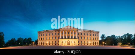 Oslo, Norvegia. Palazzo reale - Det Kongelige Slott in estate sera. Vista notturna di luoghi famosi e popolari. Panorama, Vista panoramica Foto Stock