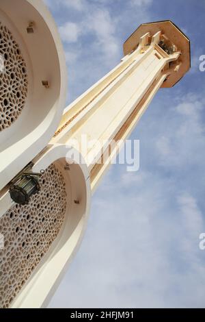 Piccola torre sul tetto dell'edificio di stile arabo. Foto Stock